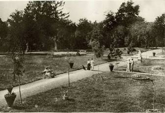 Capdebo Castle garden.jpg